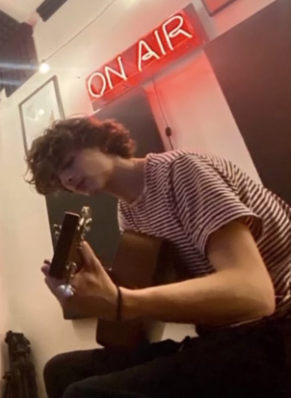 Timothée Chalamet x Bob Dylan   𝘢 𝘤𝘰𝘮𝘱𝘭𝘦𝘵𝘦 𝘵𝘩𝘳𝘦𝘢𝘥 𝘰𝘧 𝘵𝘩𝘪𝘯𝘨𝘴    𝘩𝘦’𝘴 𝘥𝘰𝘯𝘦 + 𝘱𝘰𝘴𝘵𝘦𝘥 𝘵𝘰 𝘱𝘳𝘦𝘱𝘢𝘳𝘦    𝘧𝘰𝘳 𝘩𝘪𝘴 𝘳𝘰𝘭𝘦 𝘪𝘯 “Going Electric”