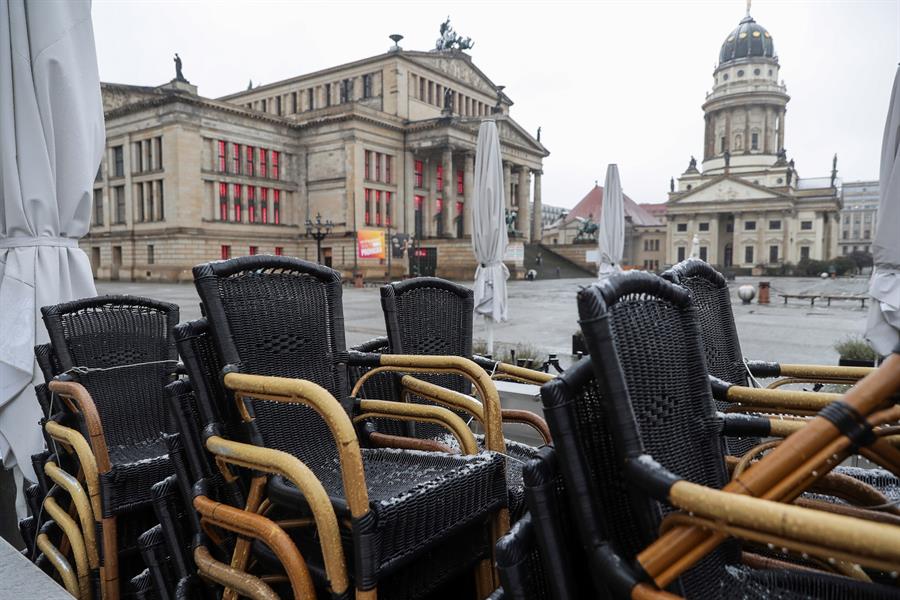 Alemanya obligarà a dur mascaretes quirúrgiques o FFP2 a comerços i transport públic bit.ly/390Btps