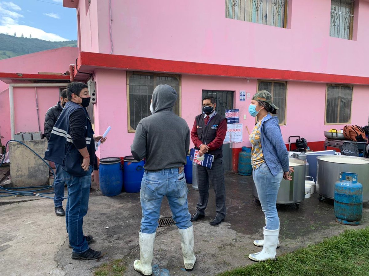 Agricultura_CZ2's tweet photo. Continuamos con los operativos de control en la cadena láctea. En Lloa, cantón Quito, se procedió con la clausura de una planta de procesamiento que no contaba con permisos respectivos, ni cumplía con requisitos básicos de inocuidad. #PorNuetrosGanaderos https://t.co/KasmvS9nI5