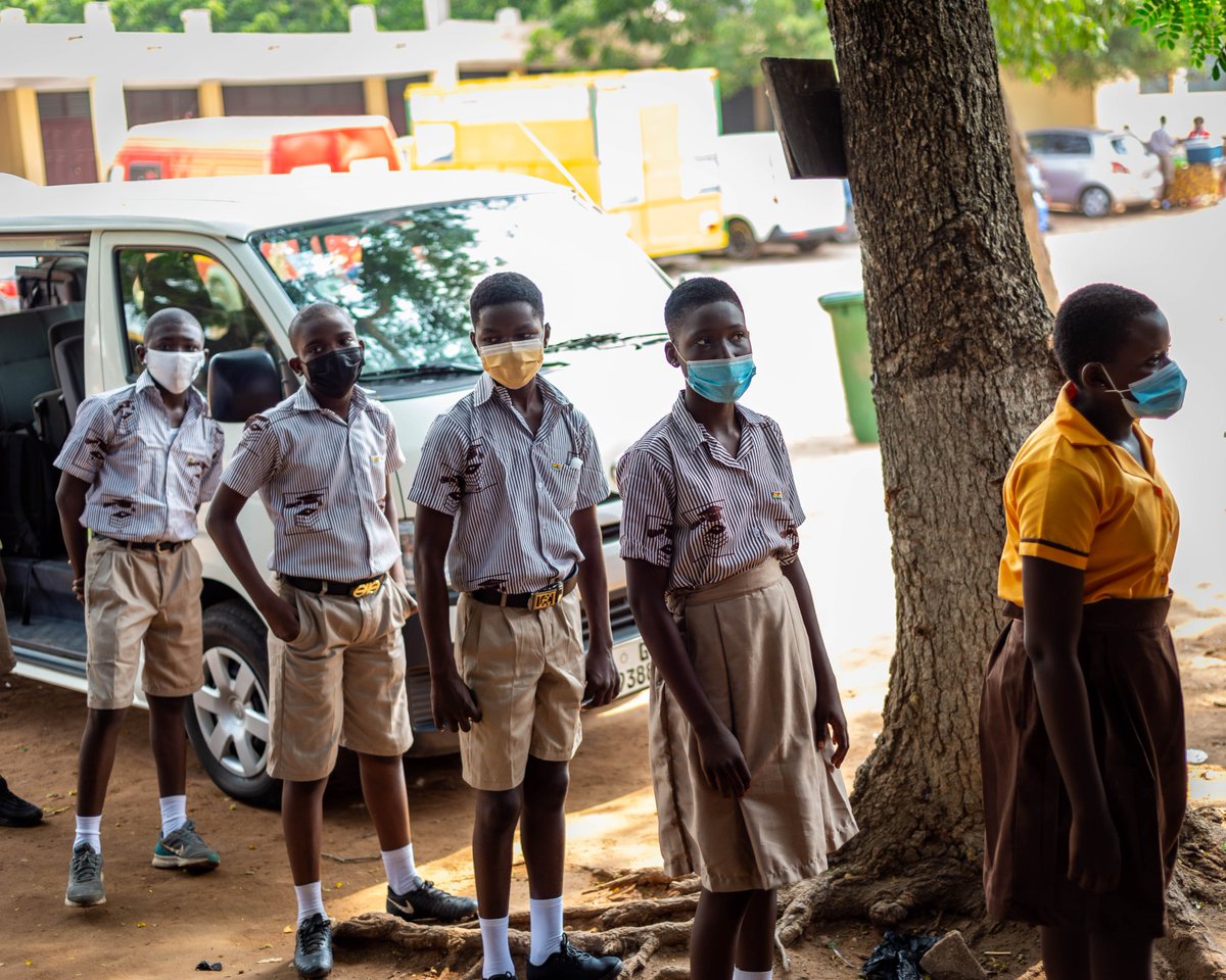 firstnatbankgh's tweet photo. Today, staff of our Makola branch supported some schools with face masks and shields at Accra Central (Makola) in true #FirstNatBank fashion!

This was done to help the students start their academic year right - safe and protected!

#HelpYourself
#HelpOthers
#Howcanwehelpyou https://t.co/mmIQNHKGEu