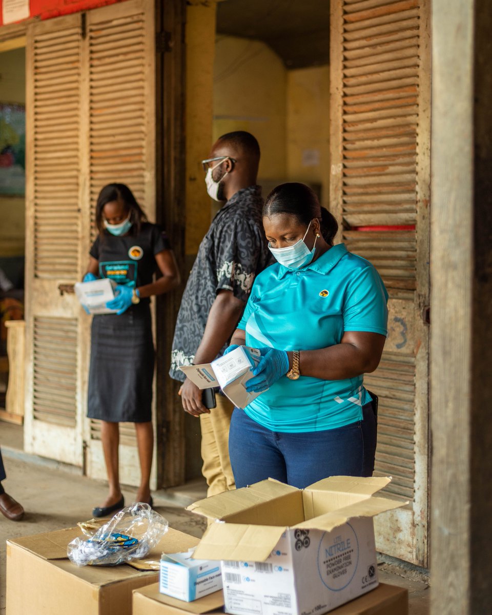 firstnatbankgh's tweet photo. Today, staff of our Makola branch supported some schools with face masks and shields at Accra Central (Makola) in true #FirstNatBank fashion!

This was done to help the students start their academic year right - safe and protected!

#HelpYourself
#HelpOthers
#Howcanwehelpyou https://t.co/mmIQNHKGEu