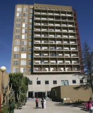 Mikel472's tweet photo. El covid tiene saturados el Rosell y el Santa Lucía. Porque no se reabre el antiguo hospital básico de la defensa y se utiliza como hospital covid? https://t.co/NsdLZa04sB