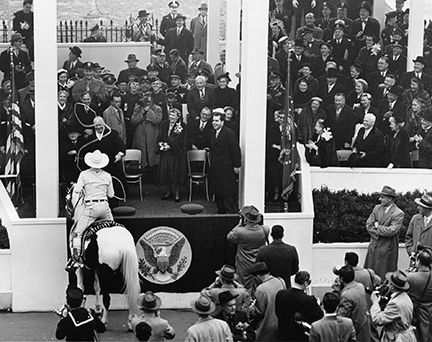 How much do you know about  #InaugurationHistory? Test your knowledge with our 8 questions--answers will be posted at 3 pm ET!  Cowboy Montie Montana, with permission from the Secret Service, lassoed president Dwight D. Eisenhower at 1953 inaugural parade, via  @IkeLibrary