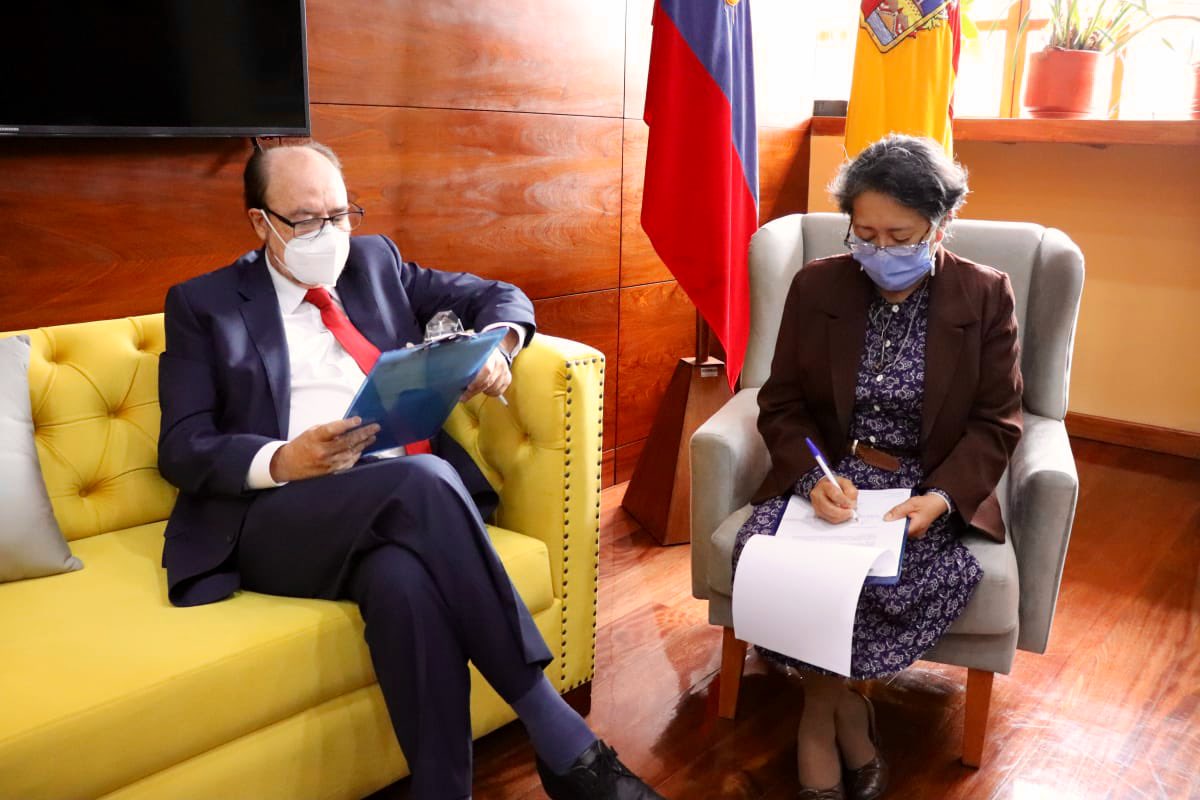 Hoy con la prefecta del Azuay, <a href="/MendezAzuay/">Cecilia Méndez Mora</a>, establecimos líneas de trabajo en conjunto para atender las necesidades de la provincia y de sus ciudadanos. 

#GustavoLarreaPresidente