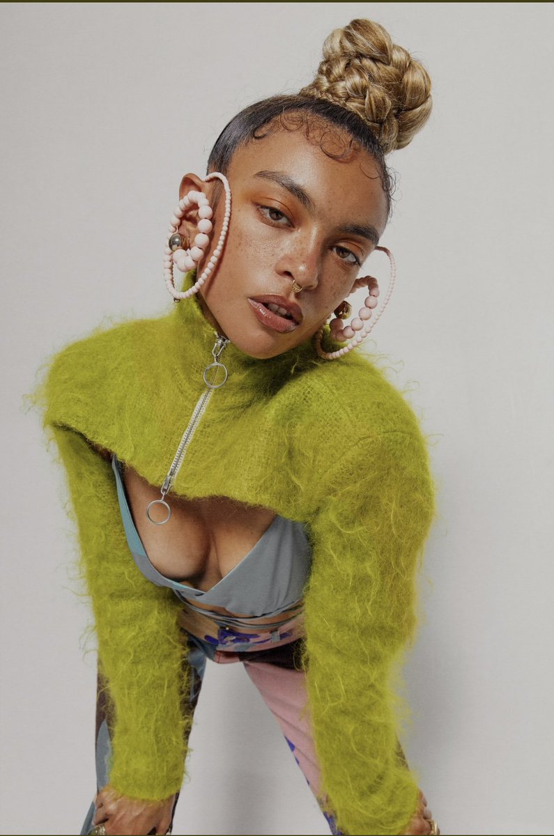 creatorstv_'s tweet photo. Photographer Ally Green knows how to do it right 🪐✨🤍 https://t.co/tuneIVe1C6