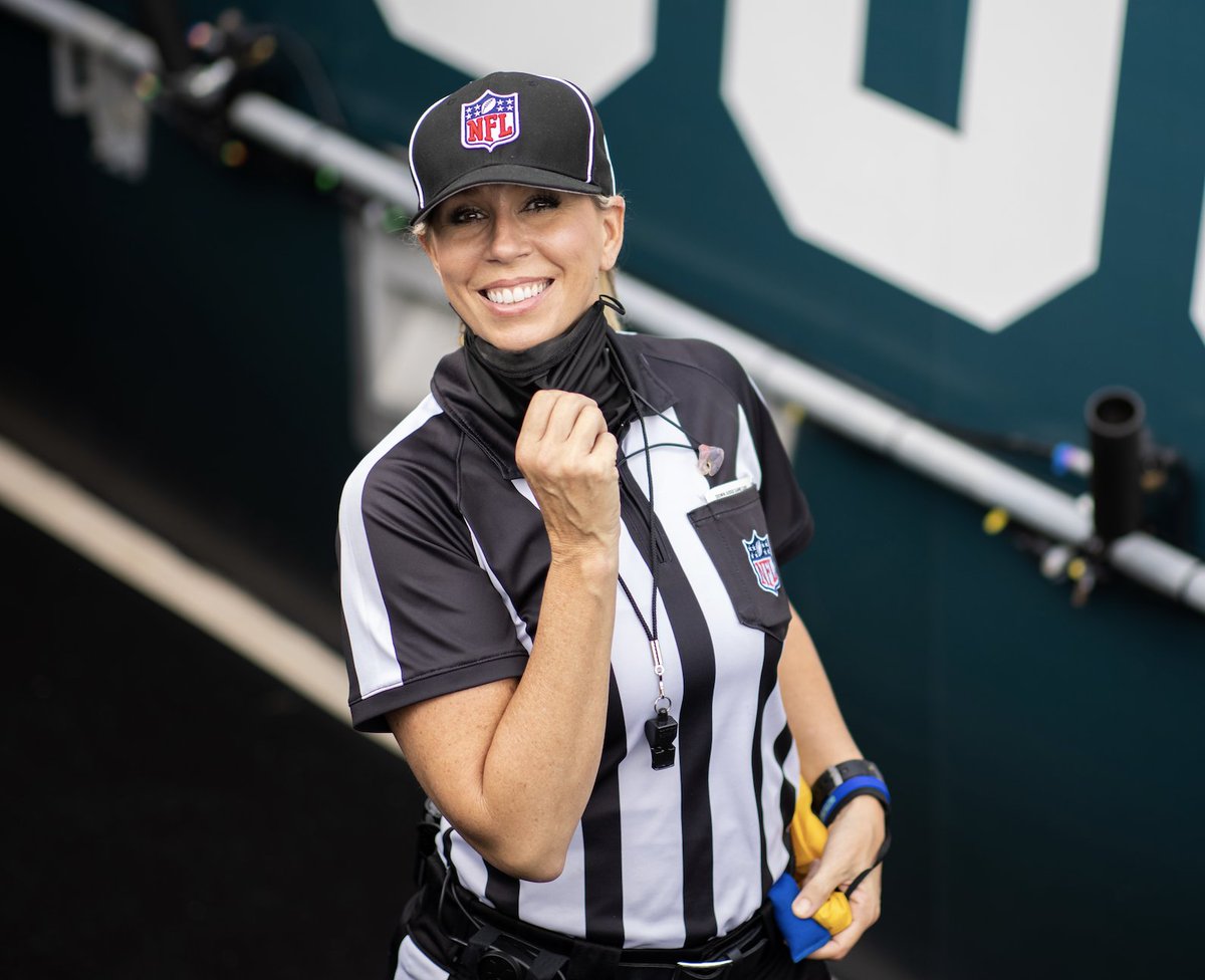 BleacherReport's tweet image. Sarah Thomas will become the first woman ever to officiate a Super Bowl.

Another barrier broken. @brgridiron