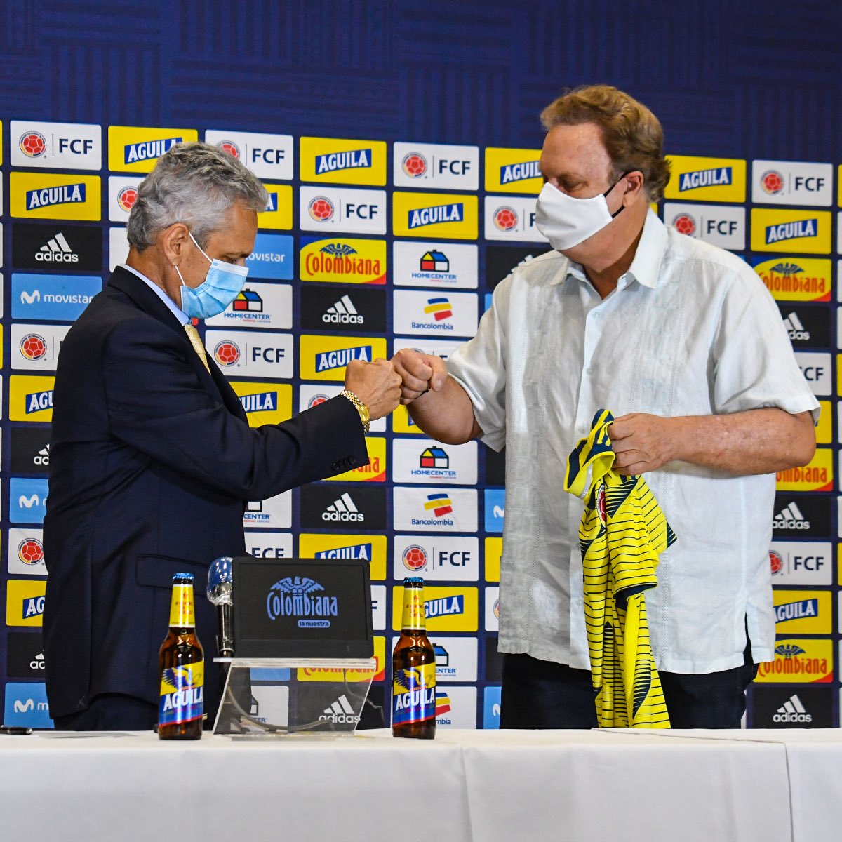 Selección Colombia (@fcfseleccioncol) on Twitter photo 📸 #BienvenidoProfe al equipo de todos 💛💛💙❤️
Nuestro nuevo D.T. <a href="/ReinaldoRuedaDT/">Reinaldo Rueda</a> se puso la camiseta en su presentación oficial como técnico de la Selección Colombia de mayores 🤜🤛
#VamosColombia 🇨🇴 📸 #BienvenidoProfe al equipo de todos 💛💛💙❤️
Nuestro nuevo D.T. <a href="/ReinaldoRuedaDT/">Reinaldo Rueda</a> se puso la camiseta en su presentación oficial como técnico de la Selección Colombia de mayores 🤜🤛
#VamosColombia 🇨🇴