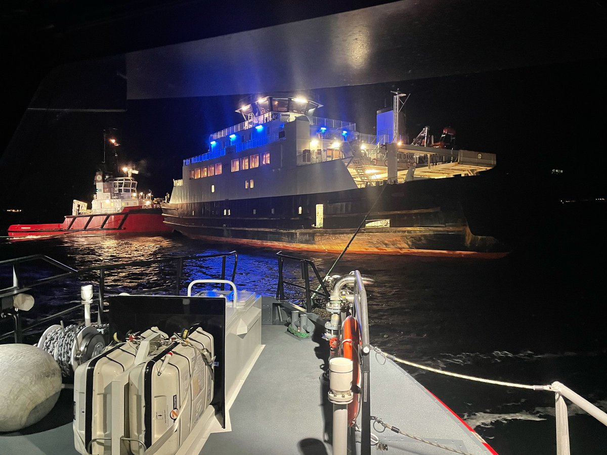 NSSR's tweet photo. #Sleneset - #Lovund: Ferja «Petter Dass» er tatt av grunn i samarbeid mellom slepebåten Boa Frigg og redningsskøyta Hans Herman Horn. Foto: RS Hans Herman Horn https://t.co/Q8KvTYBcMG