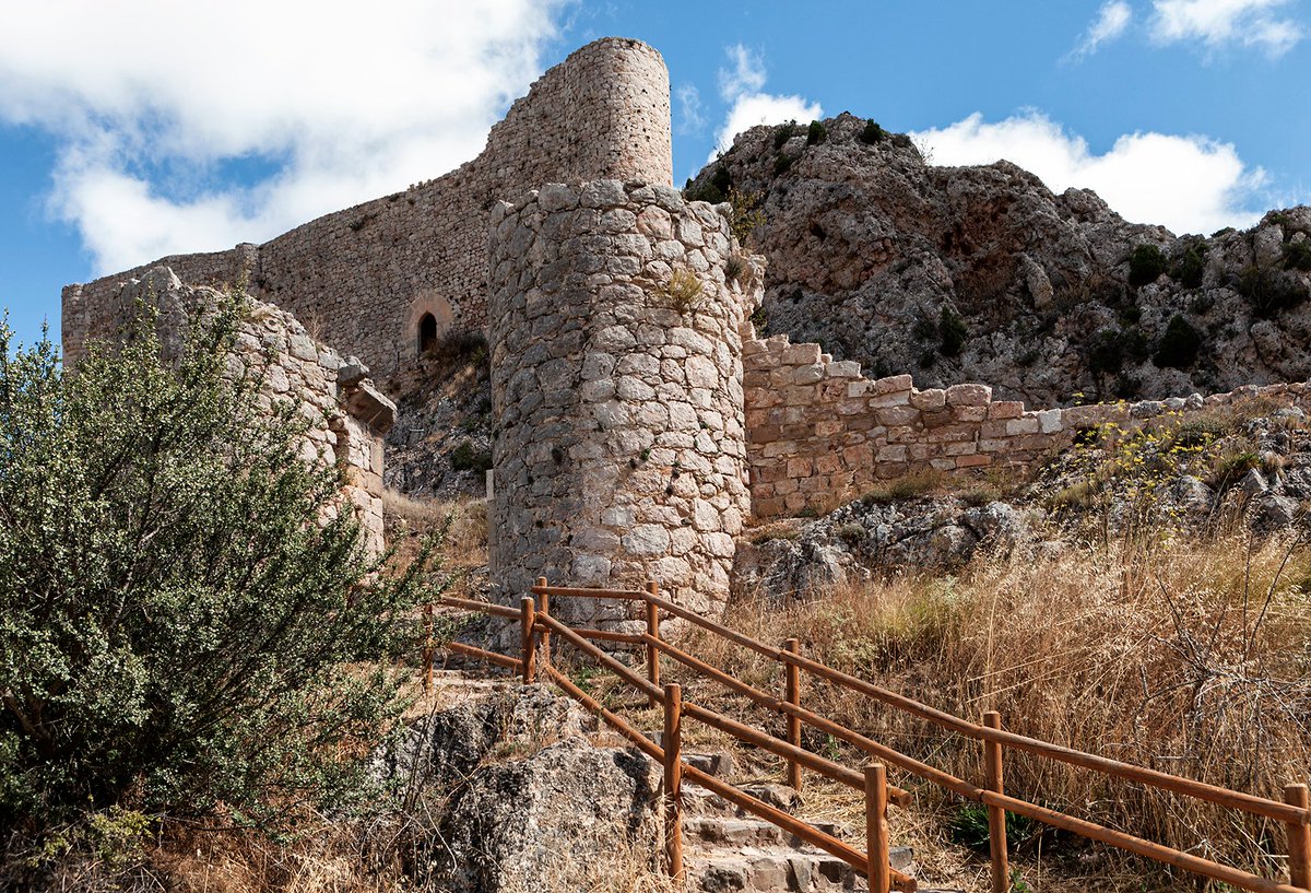 Businirmaslejos's tweet photo. Su desafiante e inconfundible perfil preside el roquedo bajo el que se refugia la villa salinera. Construido sobre otro más antiguo, los restos visibles en la actualidad pertenecen al siglo XIV. En el año 1298 #FernandoIV entregó el señorío de Poza a Juan Rodríguez de Rojas. https://t.co/EB0yjTa7Rv