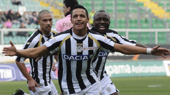 Le chilien jouant à Udinese sort d'une grosse saison 2010-2011 en Série A avec 12 buts et 7 passes décisives en 33 matchs et sera un grand artisan de la 2ème qualification en Ligue des Champions de l'histoire du club.