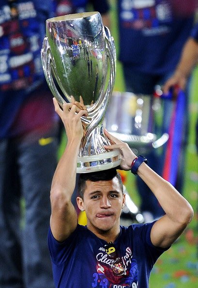 Il fait ses débuts sous le maillot blaugrana le 14 août en finale aller de Supercoupe d'Espagne face au Real Madrid, le Barça gagne le trophée à l'issue des 2 rencontres et Alexis remporte alors son premier titre en Espagne, puis un 2ème 2 semaine plus tard en Supercoupe d'Europe