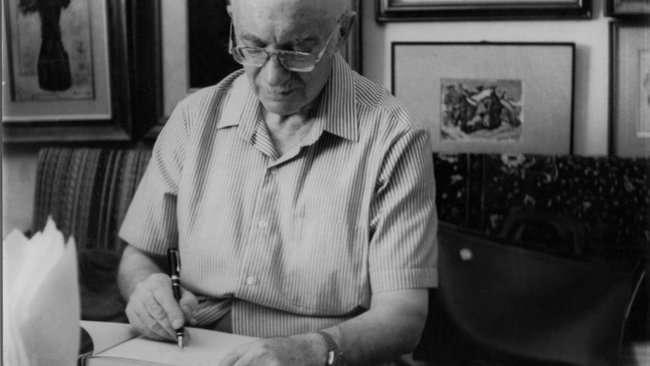 Avrom Sutzkever working from his decorative home in Tel Aviv.

#VerVetBlaybn? #װערװעטבלײַבן #WhoWillRemainFilm #AvromSutzkever #Yiddish #TelAviv #Israel