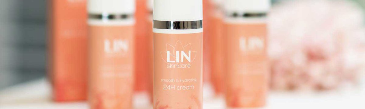 LINskincare's tweet photo. Als vrouw hebben we er allemaal mee te maken, de overgang die je leven op zijn kop zet. HIerdoor ligt een droge huid, puistjes, slappe huid en huidveroudering op de loer. Hoe kun je de huid het beste verzorgen tijdens deze intense fase? 

https://t.co/hhAEVpYc33 https://t.co/rUG7pN3xMA