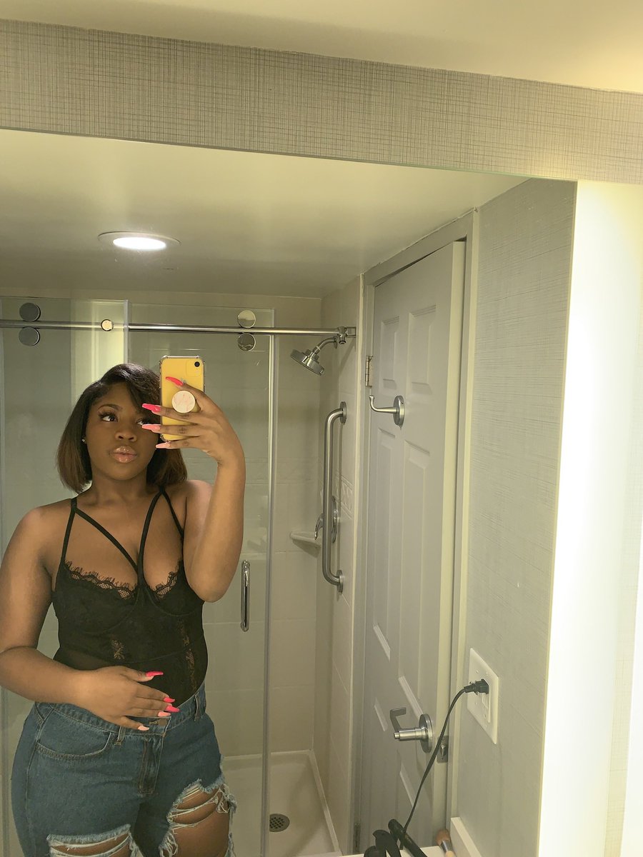 alexendreaa's tweet photo. Okay #ncat25 #AggiePride what’s goddieeee👀 to my girliesss I do hair as well can’t wait to show my work on here🧚🏾 https://t.co/A58vLK88gV