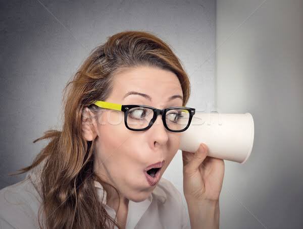 Подслушивать со стаканом. Подслушивает через стенку. Соседи подслушивают через стенку. Подслушивание через стену. Подслушивает через стакан.