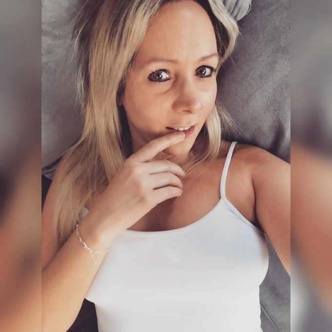 Tr&auml;ume vom Urlaub, ihr auch?  Wo w&uuml;rdet ihr gerne jetzt sein? Wo zeigen 👉 wir mit dem Finger auf die<a href="/tag/selfie"class="tags"><span>#selfie</span></a><a href="/tag/girl"class="tags"><span>#girl</span></a><a href="/tag/portrait"class="tags"><span>#portrait</span></a><a href="/tag/babe"class="tags"><span>#babe</span></a><a href="/tag/rt"class="tags"><span>#rt</span></a><a href="/tag/frau"class="tags"><span>#frau</span></a><a href="/tag/vertr%C3%A4umt"class="tags"><span>#vertr&auml;umt</span></a>