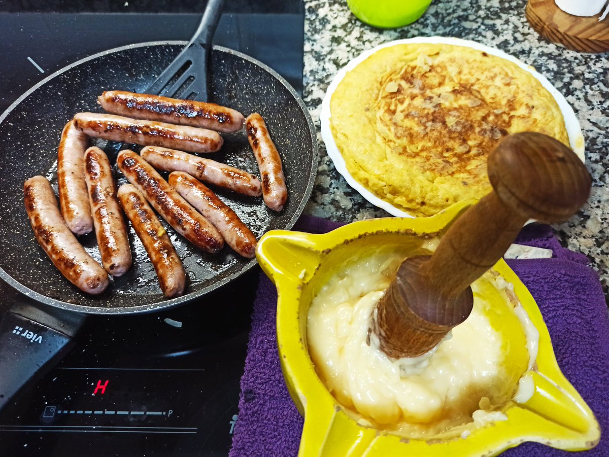 capdecoco's tweet photo. Cena de pobres??? 

... Cena de riquísimos!!! 👨‍🍳 #capdecheff #alioli #ajoaceite #TiesoTieso 🤣🤣🤣🤣🤣 https://t.co/rtg1Bt2Vzy