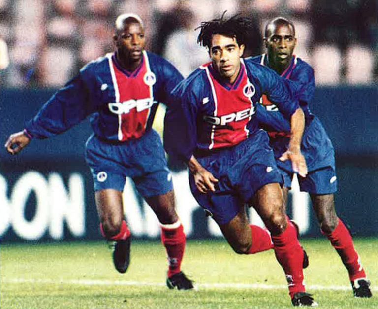 Les parisiens vont contrôler toute la seconde période et Djorkaeff va même marquer le 3e but, synonyme de « 3-0, tu poses la manette » Le PSG se qualifie donc calmement pour les 1/8e de finale sur un score cumulé de 6-2 pour les parisiens