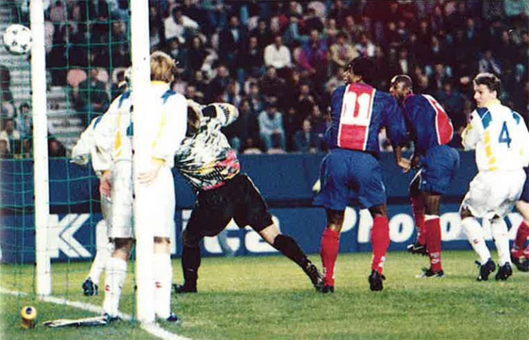 En seconde période, les parisiens sont mieux et c’est à nouveau Djorkaeff, sur un beau service de Guerin, qui vient libérer le club de la capitale en ouvrant le scoreScore final 1-0, le PSG devra assurer au match retour, pas le droit à l’erreur