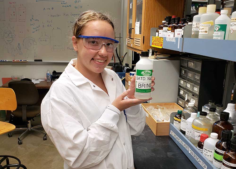 Junior chemistry major Allison Schrader ’22 (pictured here before COVID-19 protocols were necessary) has been selected from a competitive pool of candidates from across the country to receive the Ciba Travel Award in Green Chemistry. iwu.edu/news/2020/schr…