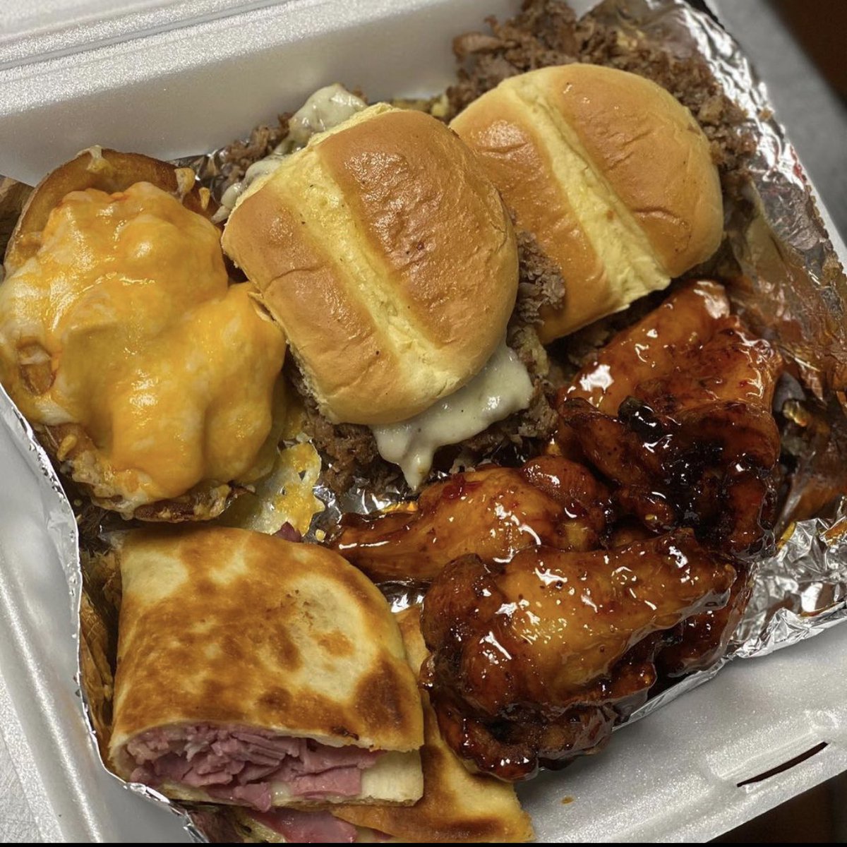 TriggaMeals's tweet photo. Tonight at @ZiggysBG !! Please RT and share for your chance to win a FREE MEAL!!!!
(Must be following to win)

I’ll begin accepting orders right at 5:30. DM to order. No walk-in orders please, and don’t forget your mask!! https://t.co/nzRA6briNR
