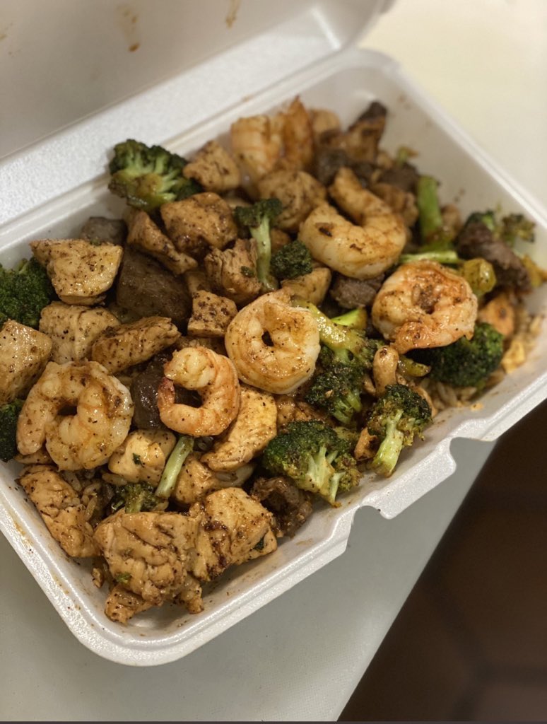TriggaMeals's tweet photo. Tonight at @ZiggysBG !! Please RT and share for your chance to win a FREE MEAL!!!!
(Must be following to win)

I’ll begin accepting orders right at 5:30. DM to order. No walk-in orders please, and don’t forget your mask!! https://t.co/nzRA6briNR