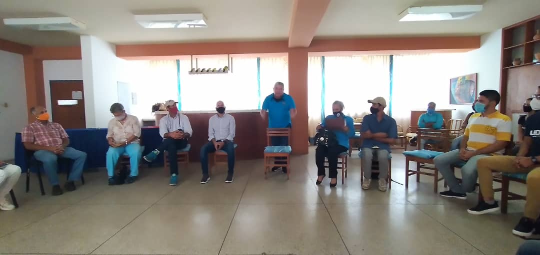 npennam1's tweet photo. En representación del Gobernador @Alfredodiaz hoy estuve reunido con la Decano, profesores, estudiantes y vecinos de la UDO para apoyar a nuestra Alma Mater. Muchos problemas inseguridad, iluminación,  mantenimiento y limpieza los abordaremos de inmediato #ElBuenGobierno https://t.co/lCIHsZQIL5