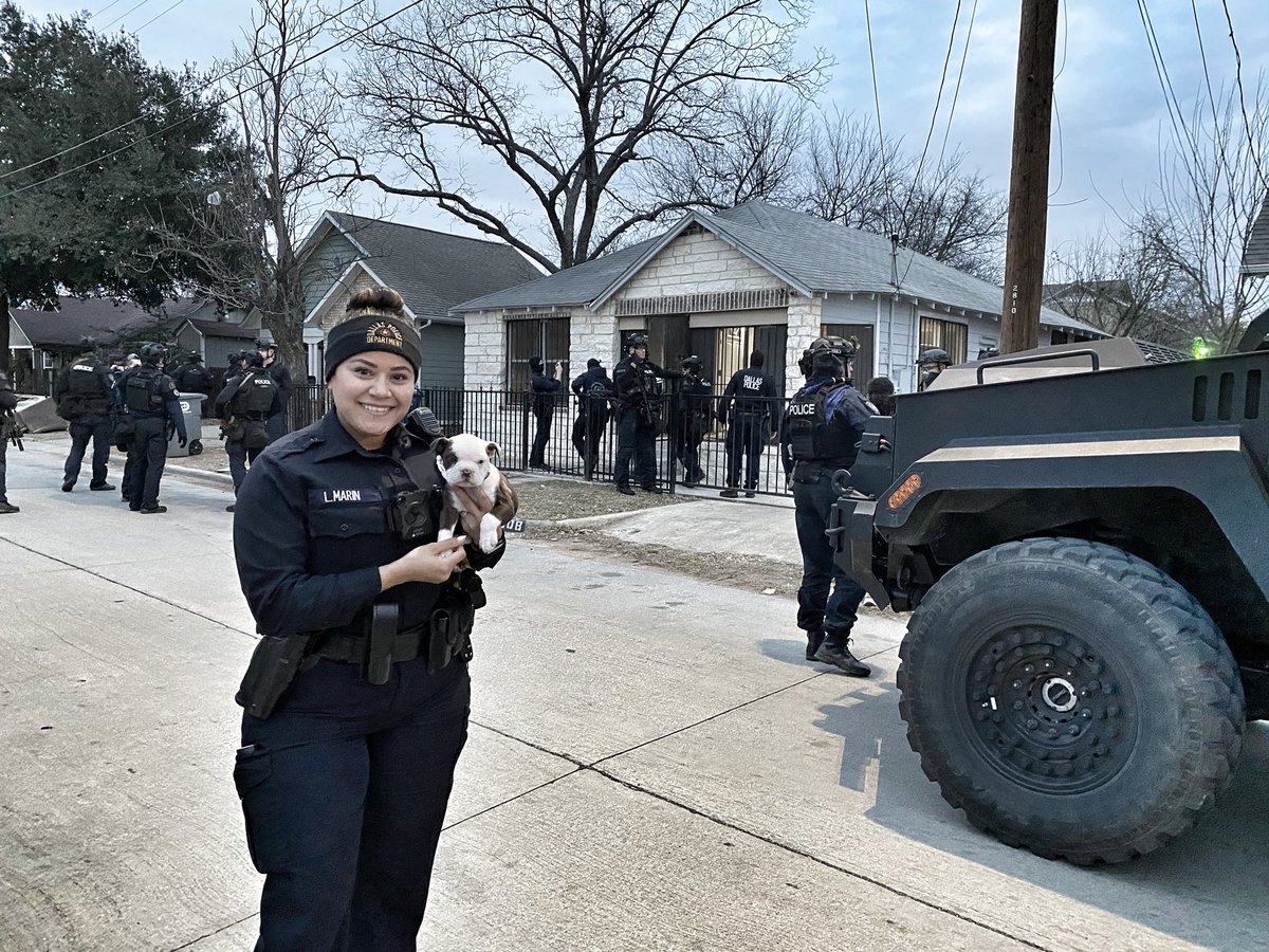 TacticalDPD's tweet image. Officer Marin assist Dallas SWAT on a narcotics search warrant. During the initial search a small puppy was found inside and she kept him warm during the follow up investigation. #dpdswat #dallasswat #keepingdallassafe