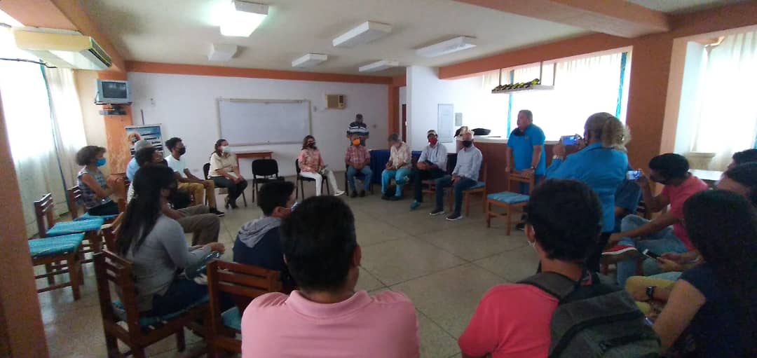 npennam1's tweet photo. En representación del Gobernador @Alfredodiaz hoy estuve reunido con la Decano, profesores, estudiantes y vecinos de la UDO para apoyar a nuestra Alma Mater. Muchos problemas inseguridad, iluminación,  mantenimiento y limpieza los abordaremos de inmediato #ElBuenGobierno https://t.co/lCIHsZQIL5