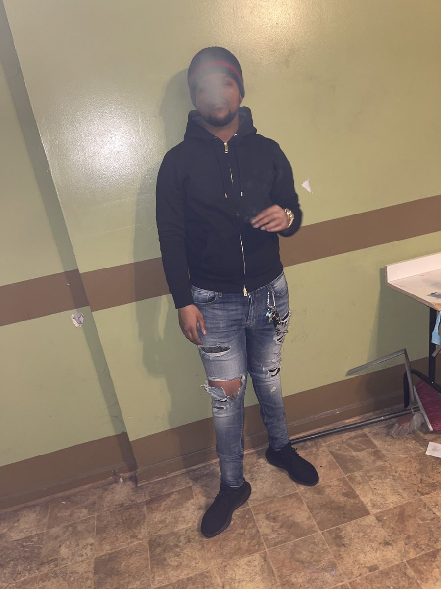 SB_Dboy's tweet photo. Gshit I ain’t lying😏.......... #VitoLand💕 #SimonWorld💜 #FreeDemNiccas💯 #LongLiveSean❤️ #ILostMike💜 #TwoeNation🍀 #SIPMACK💕 https://t.co/dEJn1S8v6u