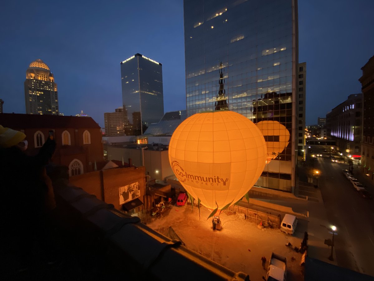 CBrown_502's tweet photo. Tonight we honored those who have lost their lives to COVID-19 by lighting up the Co-Immunity Project's "Lightbulb" hot air balloon and nearby buildings in the Heart of Our City! #NewVisionofHealth https://t.co/SK4WCDmz4N