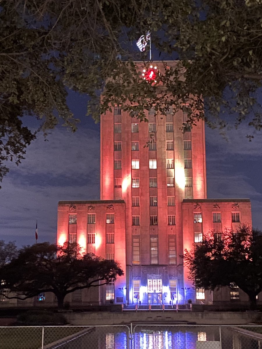abc7DavidGonz's tweet image. Houston City Hall lit up in amber to remember the more than 400,000 Americans who have died because of COVID-19. #khou11