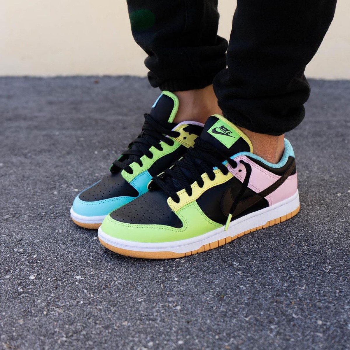 Nike SNKR DUNKバスケットボールシューズ 左右非対称デザイン Nike SNKR DUNKバスケットボールシューズ 左右非対称デザイン