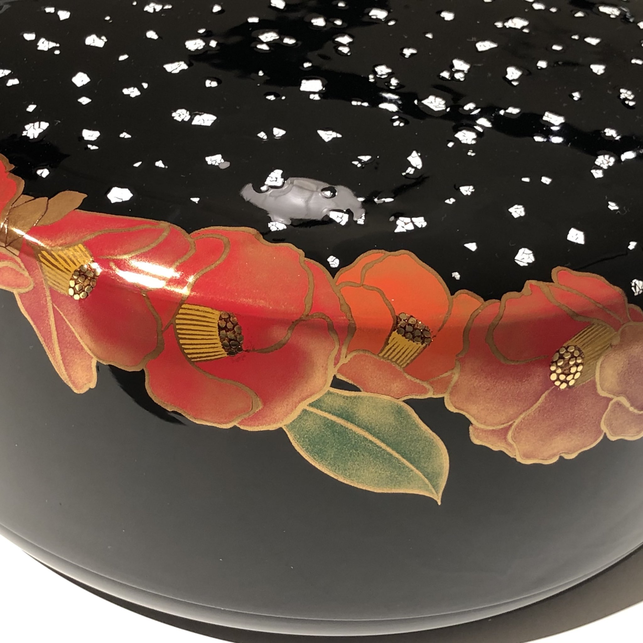 うるしアートはりや 針谷蒔絵 雪 椿 蒔絵 合子 空から降る雪と合子を囲うように描かれた椿の花 椿の花言葉 は 控えめな素晴らしさ 気取らない優美さ 花の少ない冬に開花する椿は茶花としての格も高く 茶花の女王 とも呼ばれています 針谷