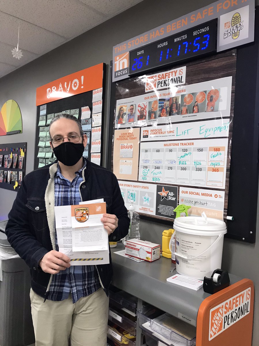 ErinJelley's tweet photo. Thank you to our InFocus team for doing a great job impacting our safety culture in the store! Specialty shout out to Capt. Sean!! Here we come 270!! Lunch bags, polos and GCs for all :) @Mdross66 @bobsaniga @RLEVASSEUR_HD @brunogusso17 @BHomkes https://t.co/D00AZNCCZu