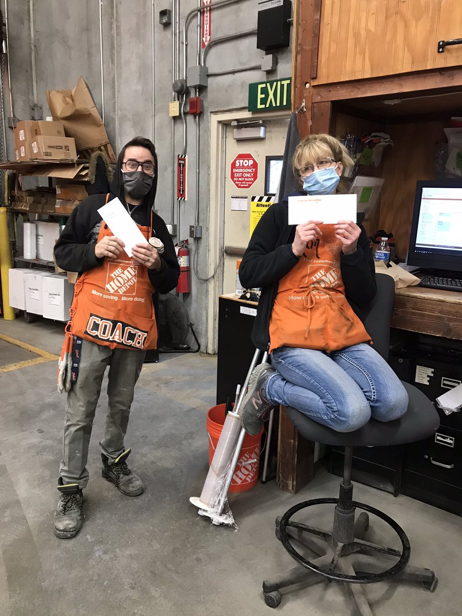 ErinJelley's tweet photo. Thank you to our InFocus team for doing a great job impacting our safety culture in the store! Specialty shout out to Capt. Sean!! Here we come 270!! Lunch bags, polos and GCs for all :) @Mdross66 @bobsaniga @RLEVASSEUR_HD @brunogusso17 @BHomkes https://t.co/D00AZNCCZu