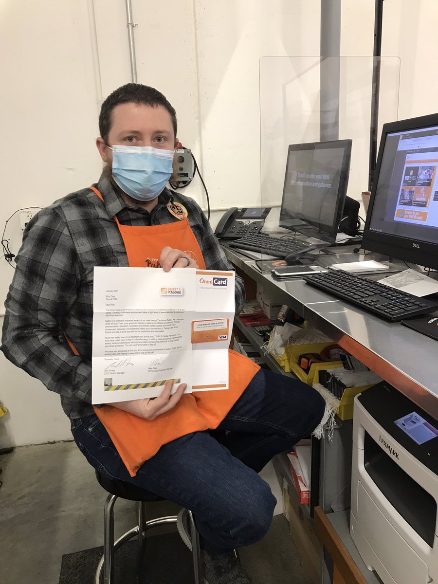 ErinJelley's tweet photo. Thank you to our InFocus team for doing a great job impacting our safety culture in the store! Specialty shout out to Capt. Sean!! Here we come 270!! Lunch bags, polos and GCs for all :) @Mdross66 @bobsaniga @RLEVASSEUR_HD @brunogusso17 @BHomkes https://t.co/D00AZNCCZu