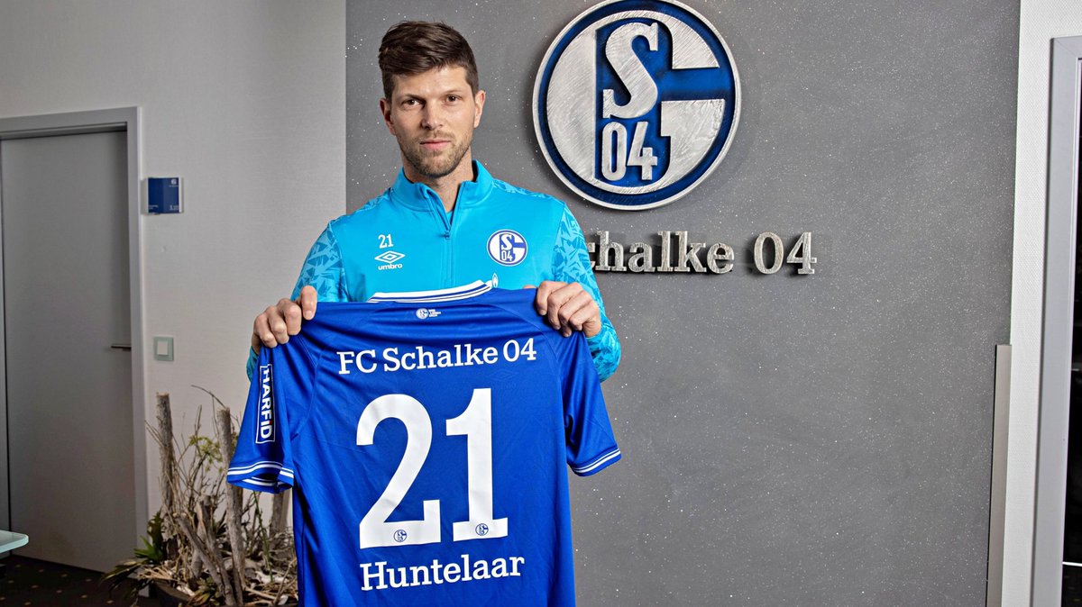 PaseApase's tweet photo. Klaas-Jan Huntelaar volvió al #Schalke04 luego de cuatro temporadas. Llega desde el #Ajax. 

#MercadoDePases https://t.co/GqPF3IvtAf