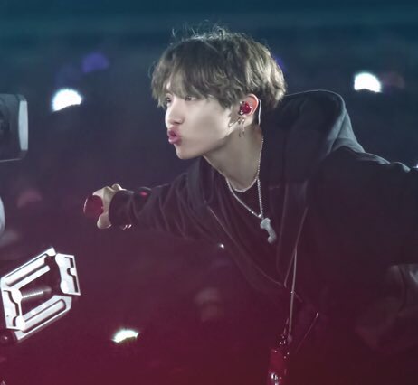demseokdimple's tweet photo. When Hoseok just...😞 https://t.co/RZA0gRd0fH