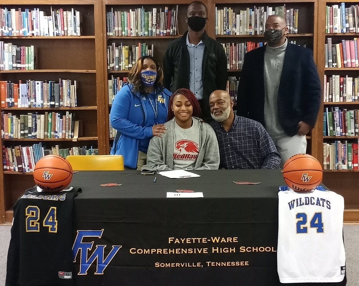 AthleticsFCPS's tweet photo. Wildcat Nation give a roar! Makayla Clark has signed with @MMCWBB 🏀 on a full ride! Congrats young lady, we are proud of you! @johnvarlas @JSWriterMichael @fayettewarehigh @AthleticsFcps https://t.co/GtfPlIVDAQ