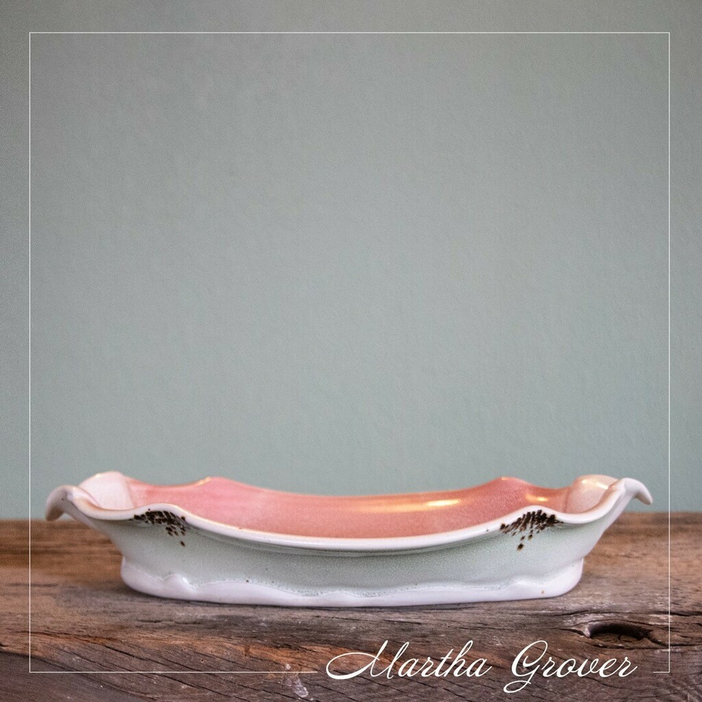 InTandemGallery's tweet photo. Martha does the most elegant and "clean" ceramics we have in the gallery. Soft colors on porcelain.

@marthahgrover #marthagrover #porcelain #intandemgallery #ceramicgallery #handmade #pinkporcelain https://t.co/lweDmT0fcF
