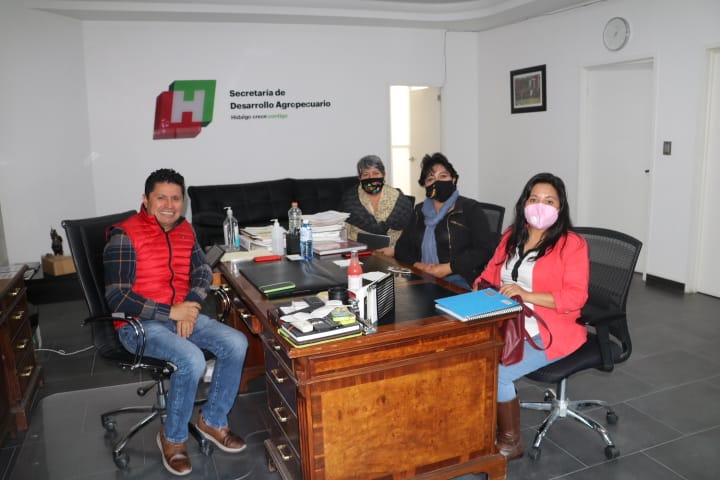 Neltiliz_tli's tweet photo. Fue un gusto recibir en la @SEDAGRO_HIDALGO a mi amiga @Margarita_Ramz, alcaldesa de #Almoloya, conversamos acerca del seguimiento a diferentes proyectos que impulsa el @gobiernohidalgo de @omarfayad en beneficios del sector agropecuario de su municipio. https://t.co/RtiYk4nQiS