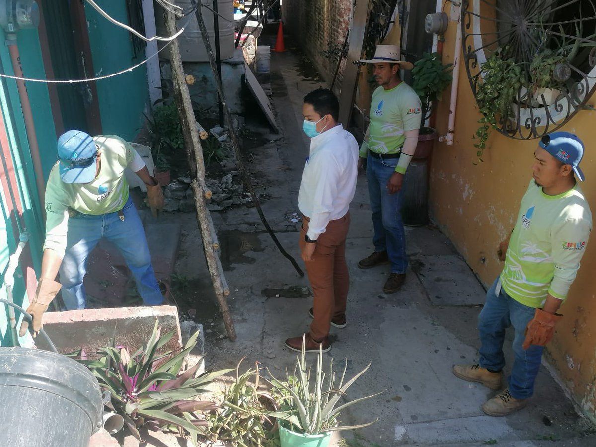 LFSalasR's tweet photo. Gracias a la respuesta inmediata del #EquipoCAPAZ, resolvimos el taponamiento de la red sanitaria de andador Crotos, en Infonavit La Noria; #EstamosTrabajando para #ZIHUA, la #CiudadDeTodos. https://t.co/e7s8yByNBb