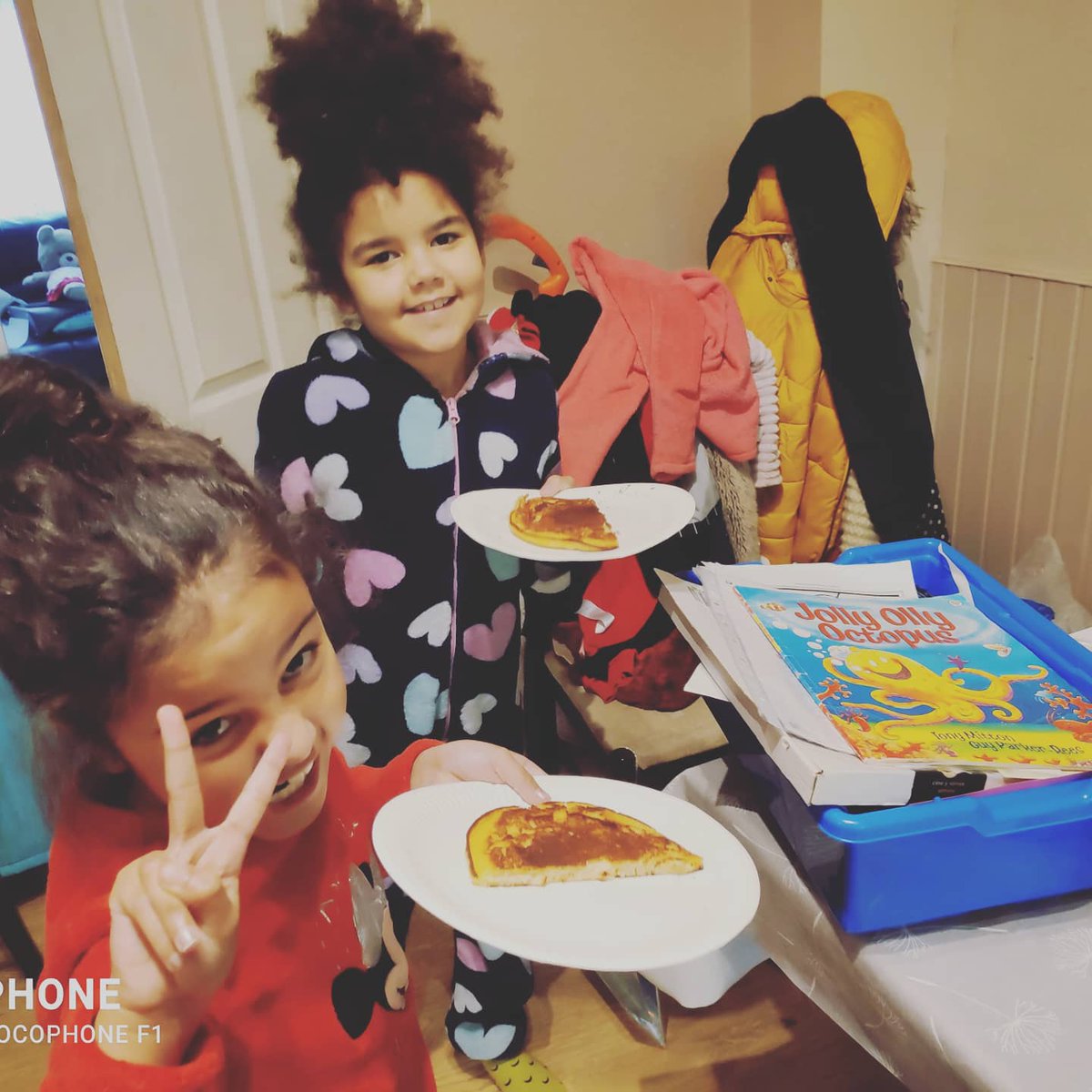 TheSmileySmith1's tweet photo. Nya made pancakes for Lunch today...
Think she forgot about her mum and dad though 😱😂🥞
#lockdownschool #lockdown2021 #lunchlady #pancakes #strawberrysauce #chocolatespread #sisters #siblings #cantcookwontcook #schooldinners https://t.co/NMdYCfQosR