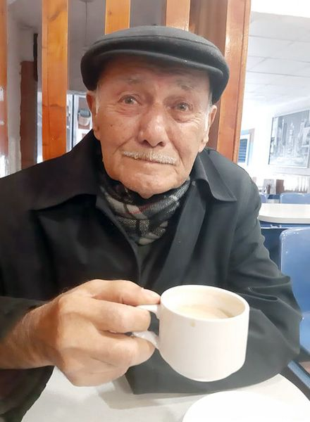 Merhum Halis Ağabeyi.  Kendisi ile yapılmış bir söyleşi buldum. özeleştiri yapmış,  ""İNGİLTERE… Londra’da “Türkiye’de gibi” yaşayanlara…"" başlığı altında yayınlamış. acikgazete.com/ingiltere-lond… 
Allah rahmet eylesin adam gibi adamdı.
Anısına saygı ile paylaşıyorum