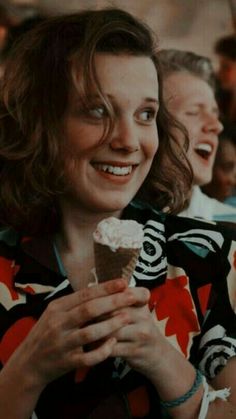 Iuciaq's tweet photo. BFFS <3 #strangerthings #elevenstrangerthings #maxstrangerthings https://t.co/Astm57HmI0