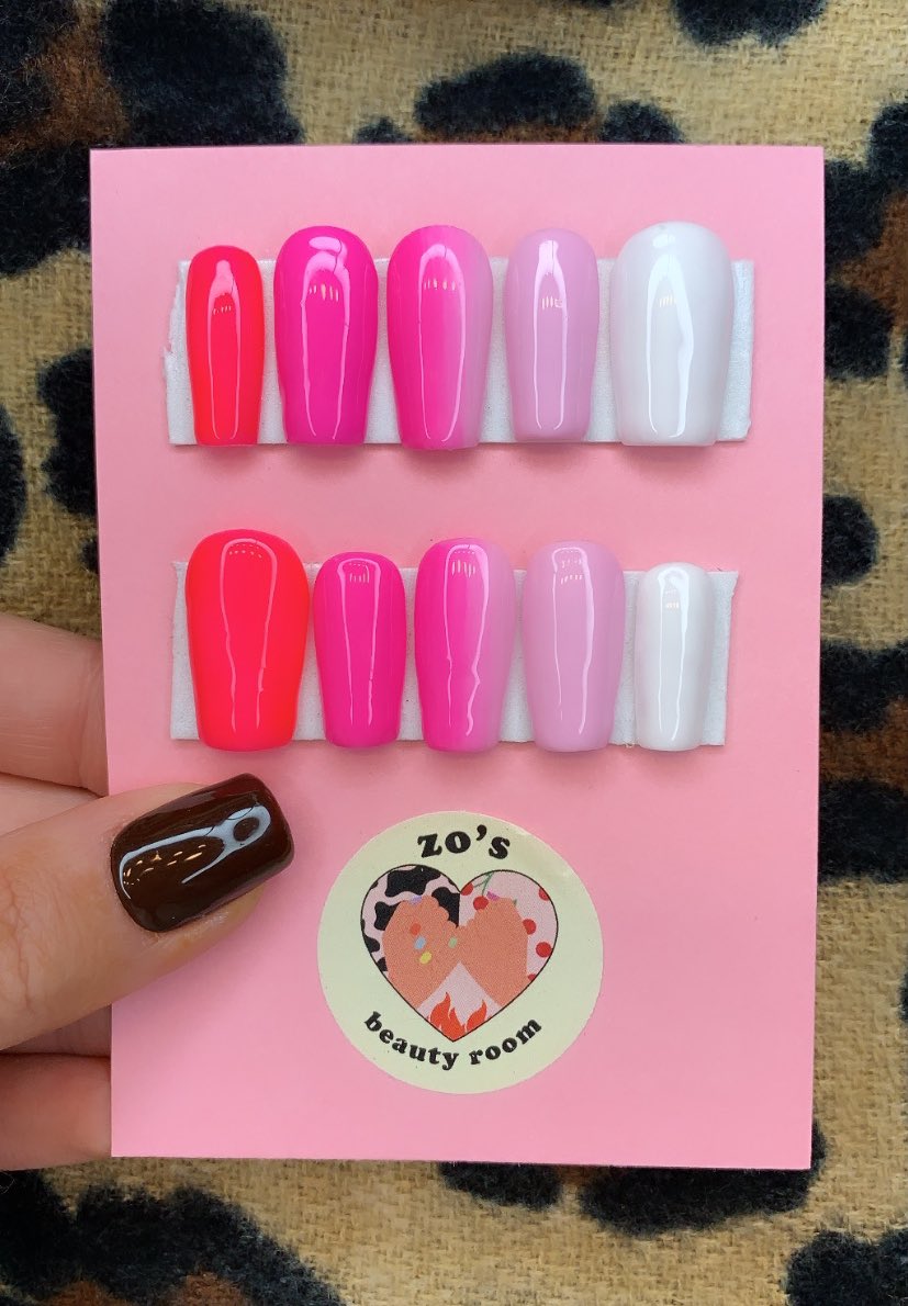 zoeelfisher's tweet photo. @zosbeautyroom on insta for custom lockdown nails!! 🤩 https://t.co/XqlVXcwVcJ