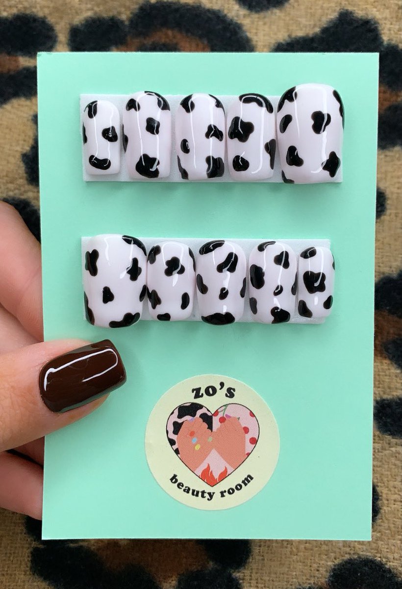 zoeelfisher's tweet photo. @zosbeautyroom on insta for custom lockdown nails!! 🤩 https://t.co/XqlVXcwVcJ