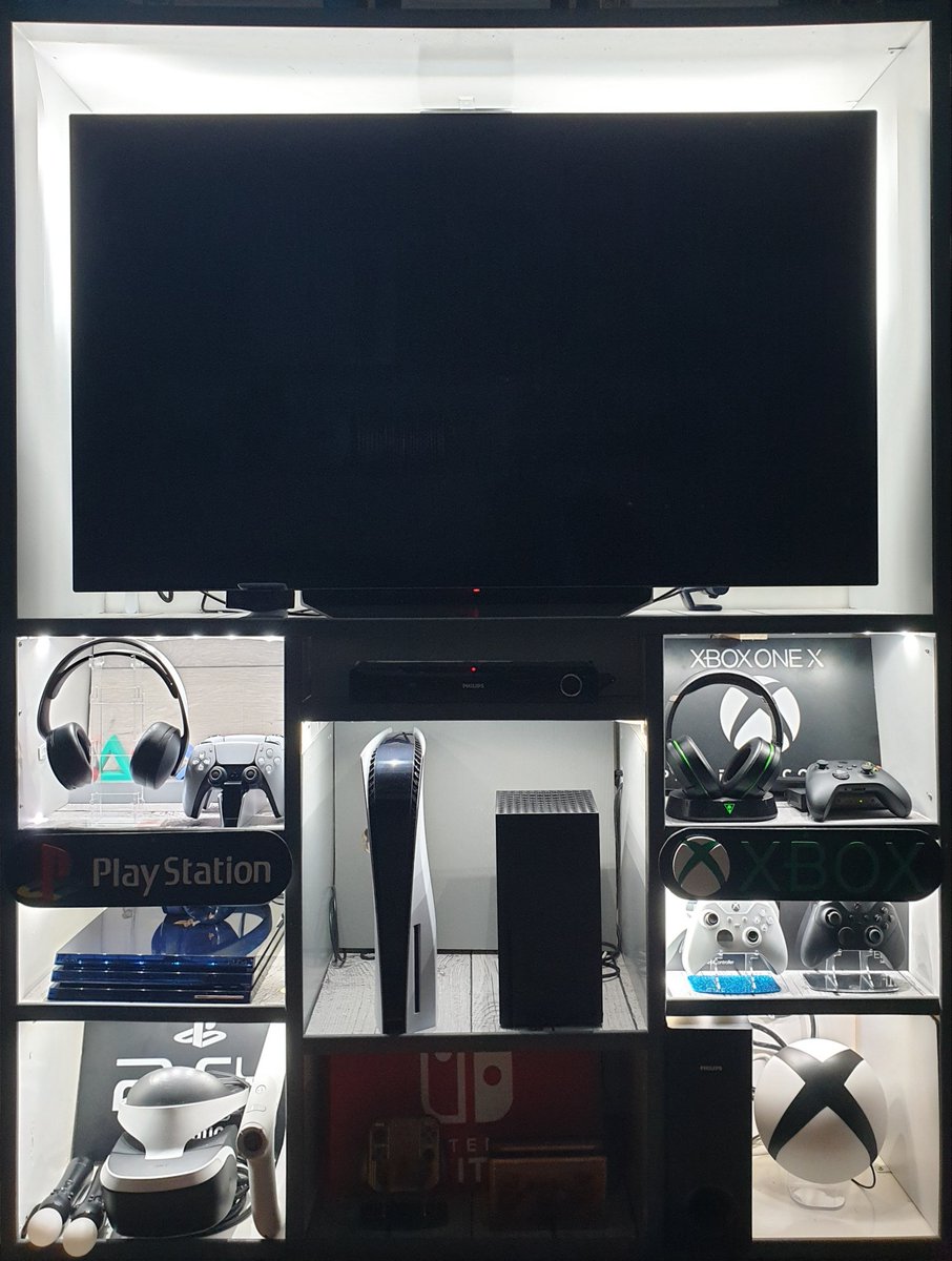greavzy05's tweet image. Put white lights on while Archie chilled with me for a bit. I have to say I really liked it. #gaming #gamingdisplay