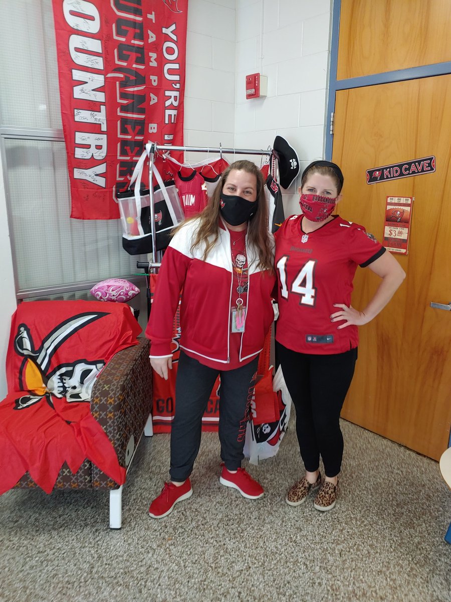 Starting #RaiseTheFlags early @MortElementary <a href="/jennw1227/">Jennifer Wronka</a> <a href="/Buccaneers/">Tampa Bay Buccaneers</a> <a href="/BucsFoundation/">Tampa Bay Buccaneers Foundation</a> <a href="/TimWronka/">Tim Wronka</a> #GoBucs #buccaneercountry . I need to level up our Bucs photo booth for this big game!
